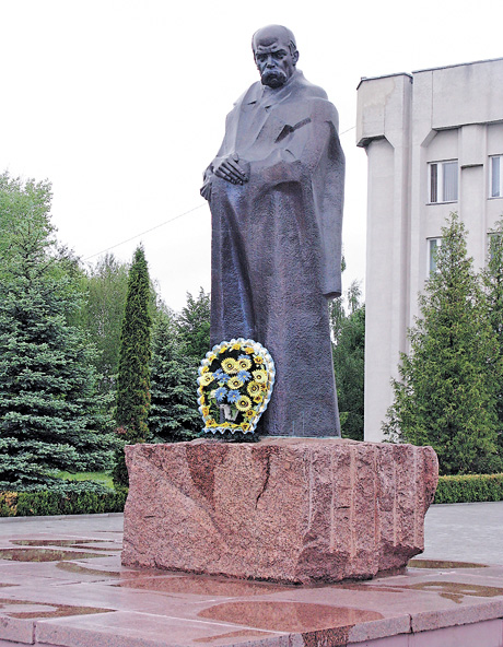 Пам’ятник Тарасові Шевченку в Шумську відреставрували хіба на папері, але не насправді. Фото автора